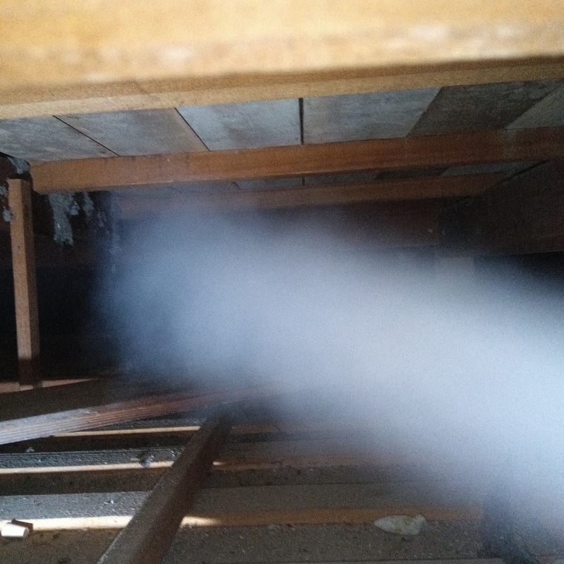 屋根裏に忌避剤を散布