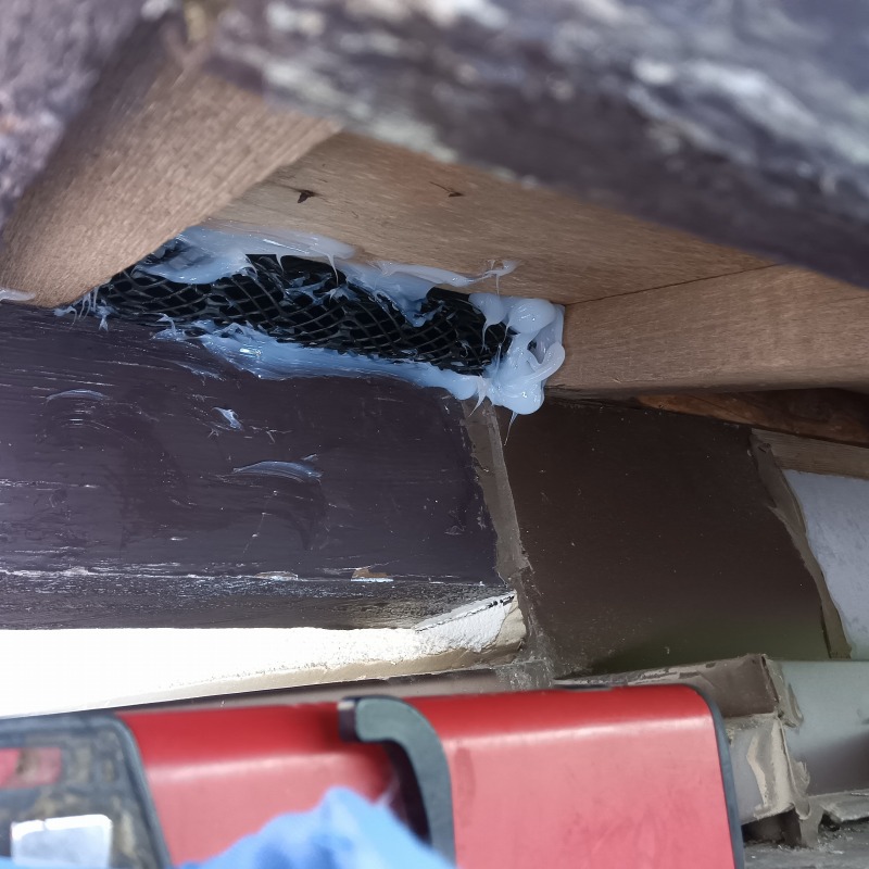 軒部分のすき間を封鎖