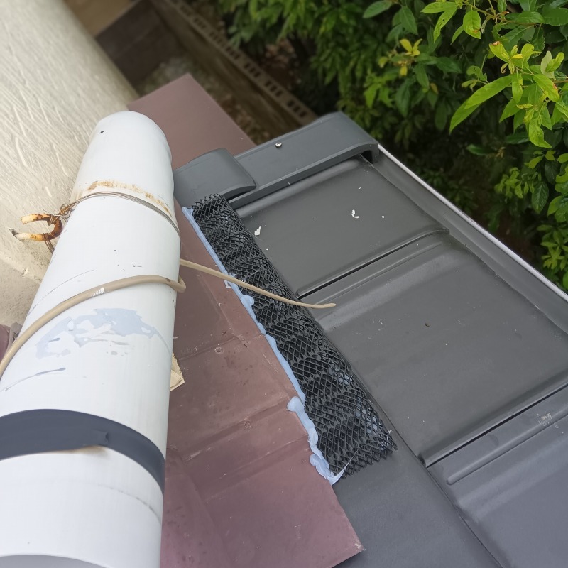 屋根の隙間を封鎖