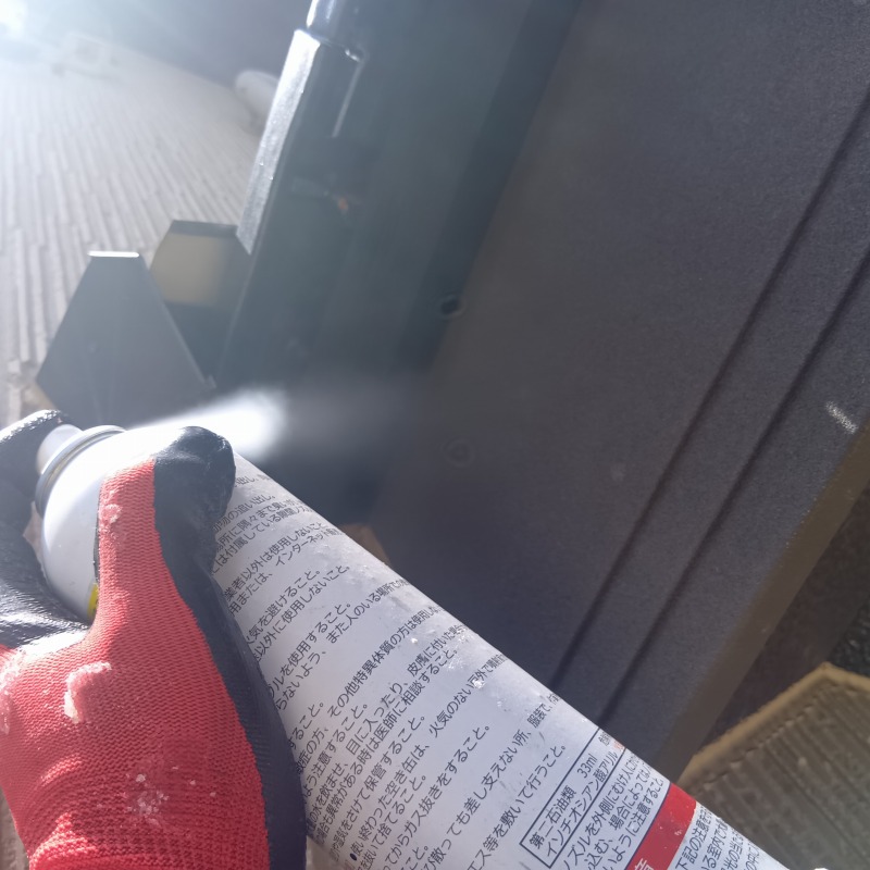 忌避スプレーを散布