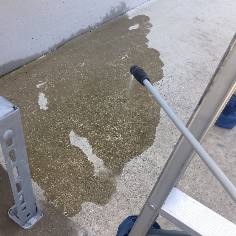 地面に除菌剤を散布