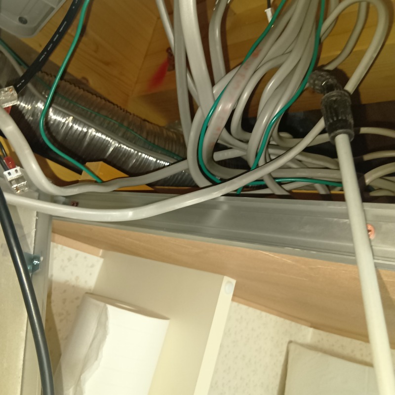 天井裏に除菌剤を散布