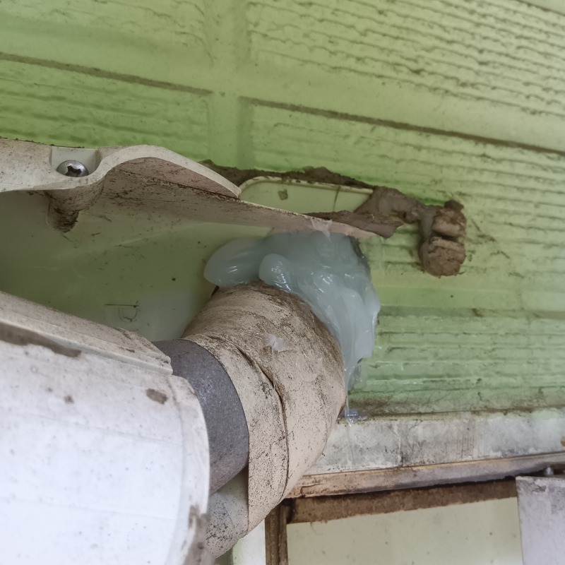 エアコンホース導入部のすき間をふさいだ様子