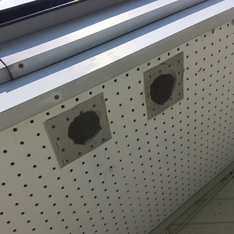 軒天の穴をふさいだ様子