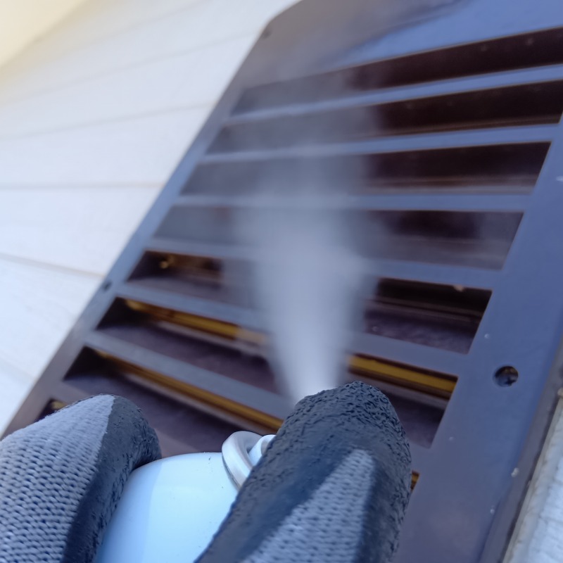 忌避スプレーを散布