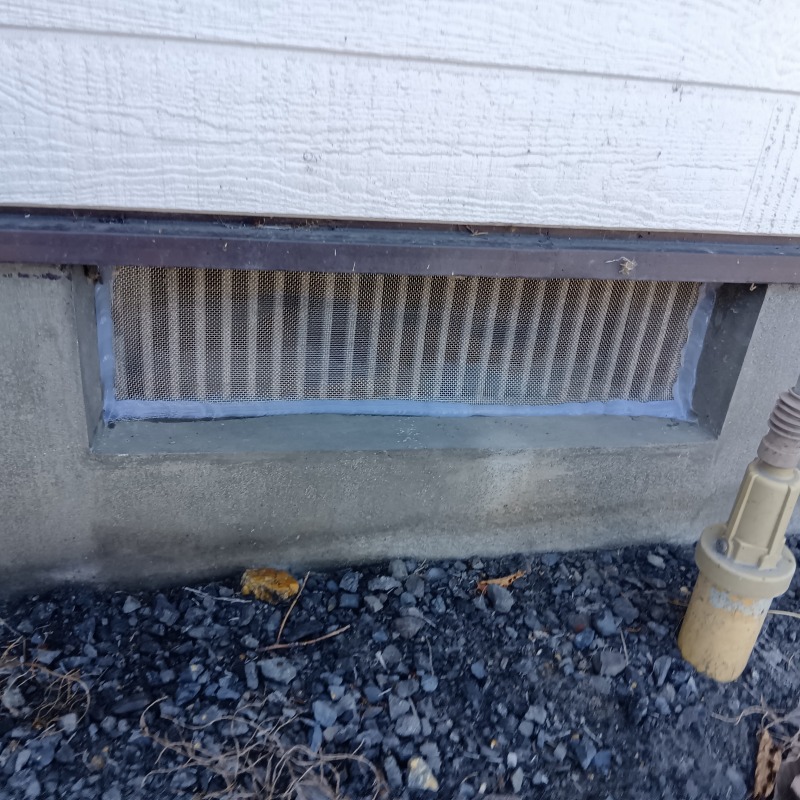 床下換気口に金網を設置