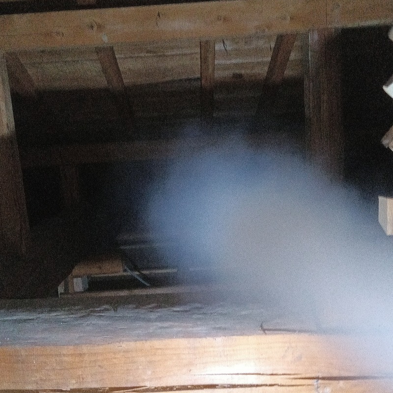 屋根裏に忌避剤を散布する様子