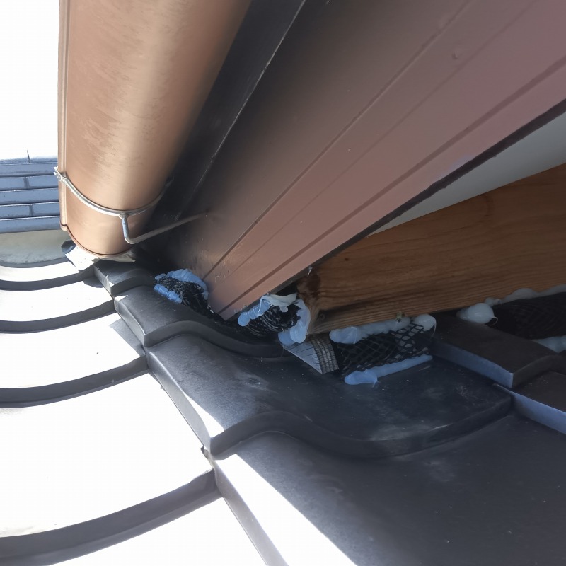 屋根のすき間をふさいだ様子