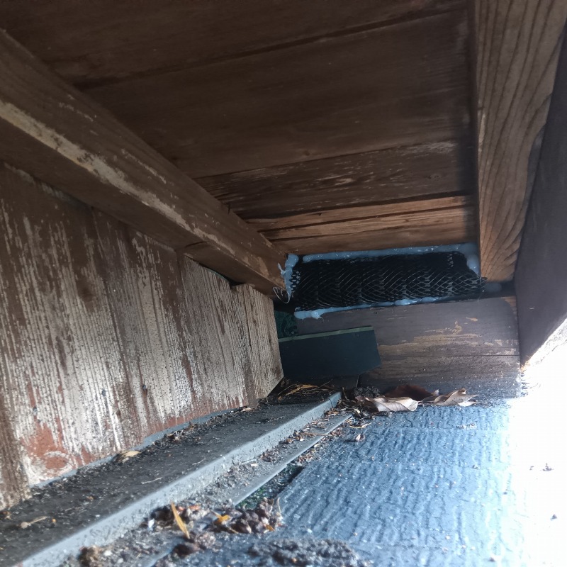 屋根のすき間をふさいだ様子