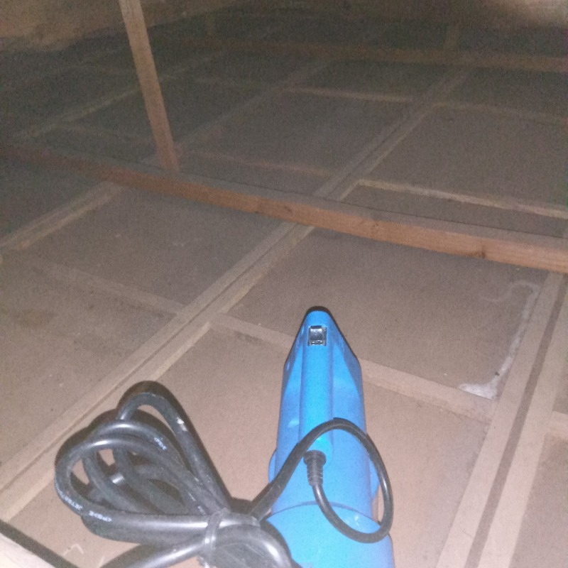 屋根裏に除菌・殺虫剤を散布する様子