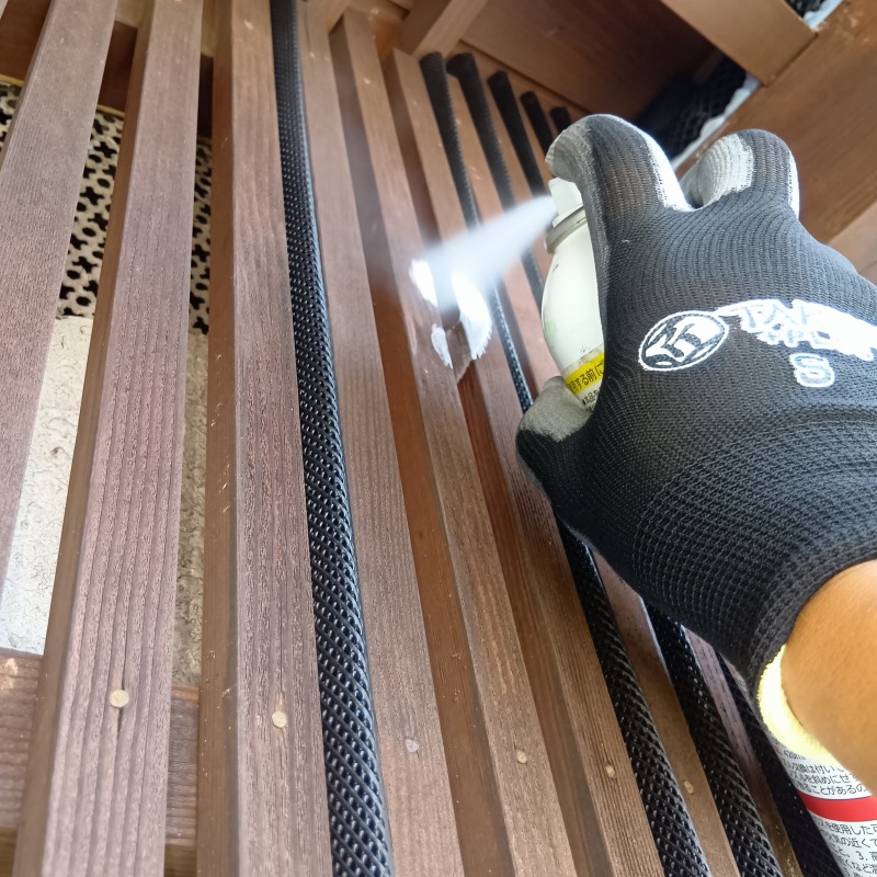 忌避スプレーを散布