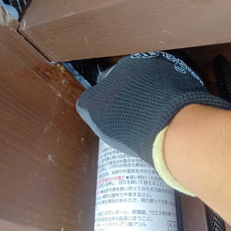 忌避スプレーを散布