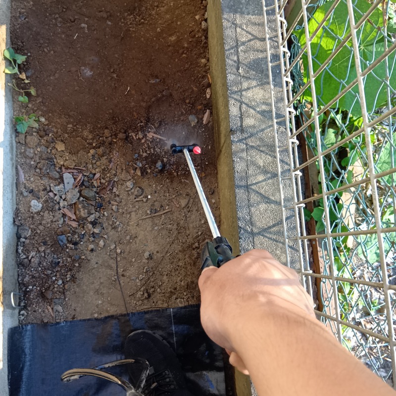 地面に忌避剤を散布する様子