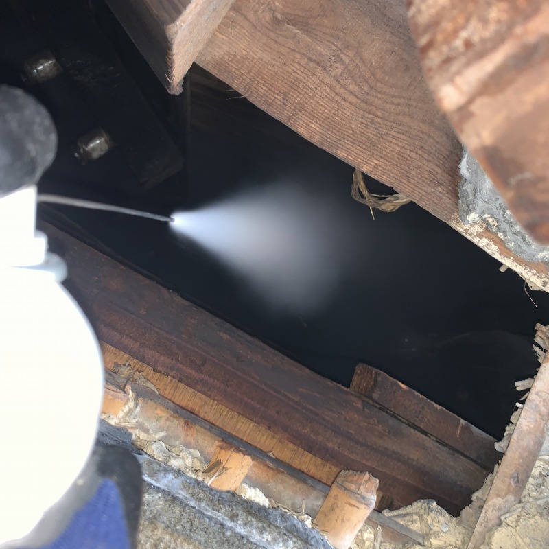 屋根裏に忌避剤を散布