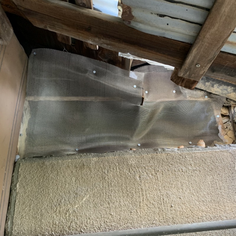 軒部分の穴を封鎖