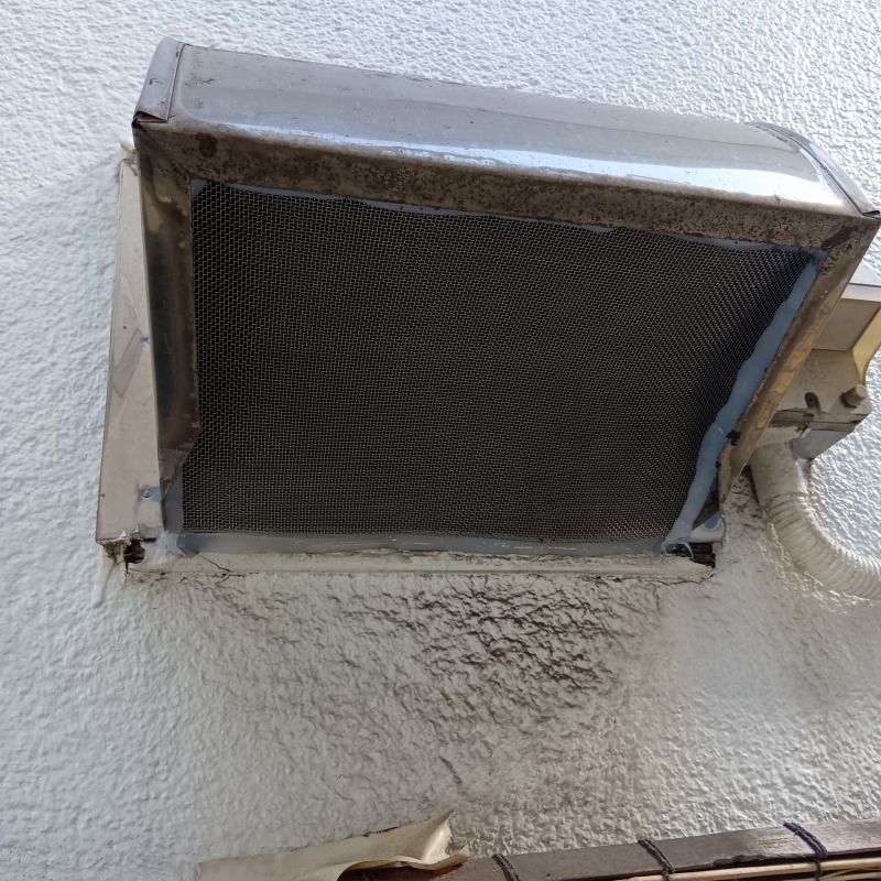 床下換気口をふさいだ様子