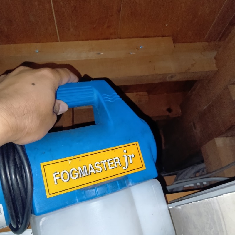 屋根裏に除菌・殺虫剤を散布する様子