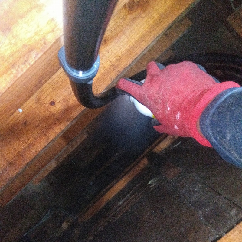 屋根裏の奥に忌避剤を散布