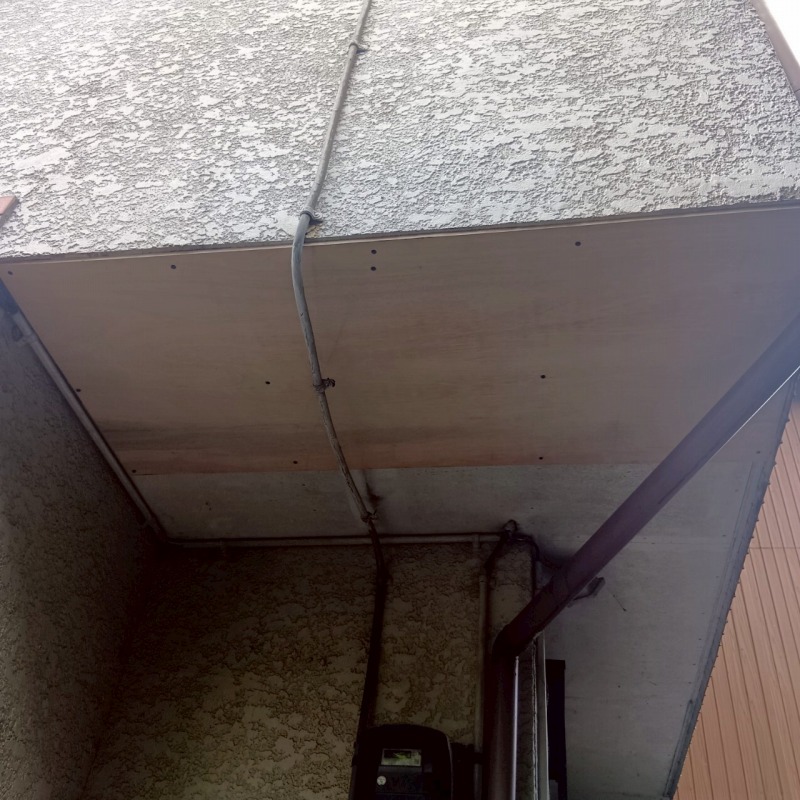 軒天の破損を補修