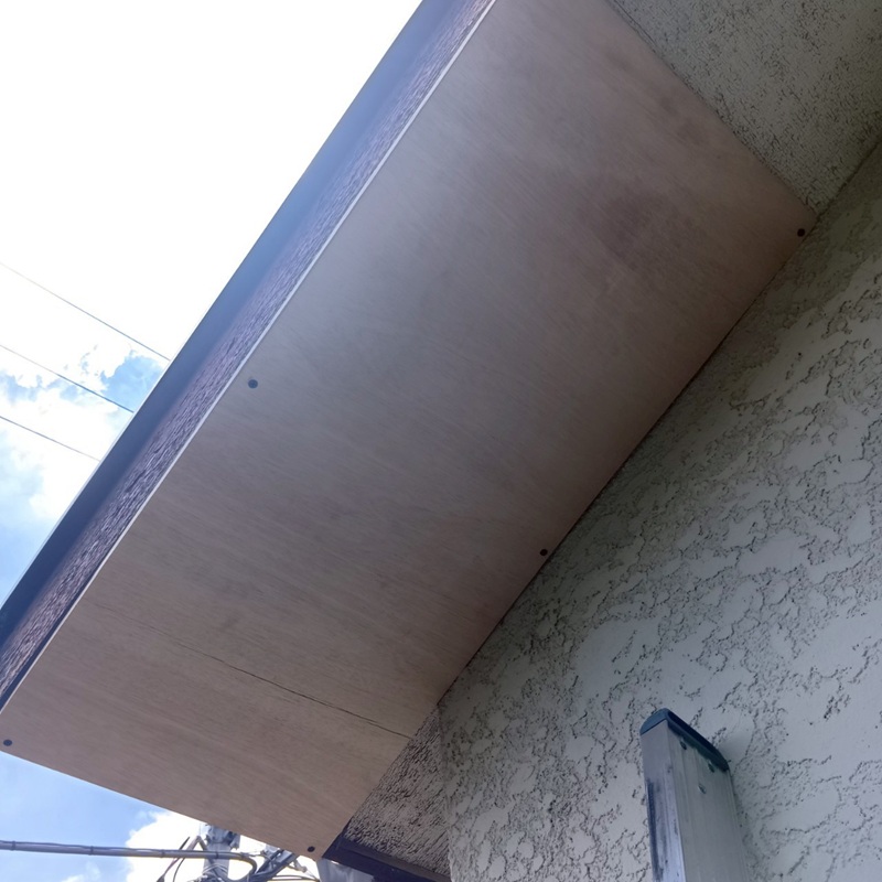 軒天の破損を補修