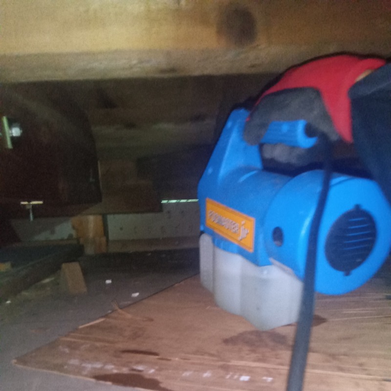 屋根裏に除菌・消臭剤を散布