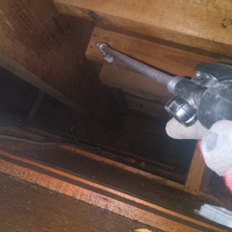 屋根裏に殺虫剤を散布