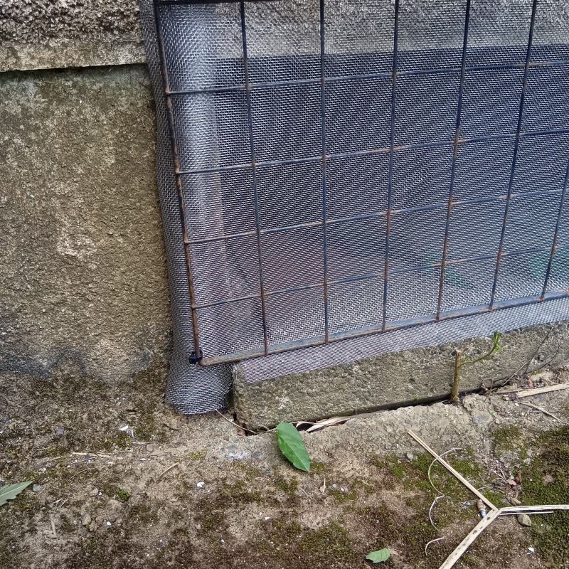 床下換気口をふさいだ様子