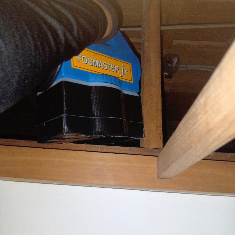 除菌・殺虫剤を散布する様子