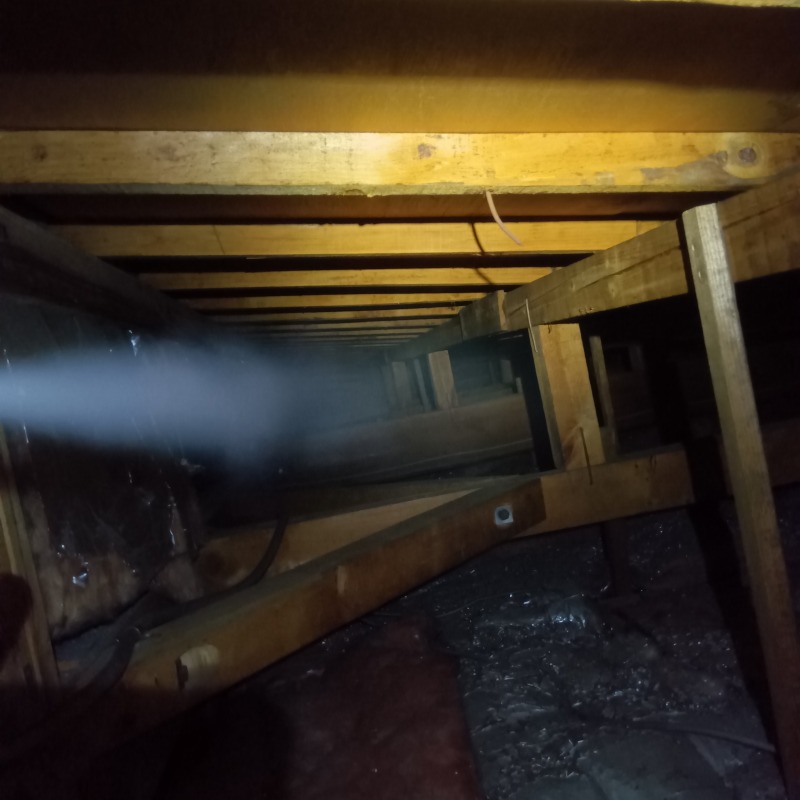 屋根裏に機材を散布する様子