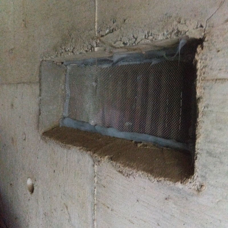 床下換気口に防鼠金網を設置した様子