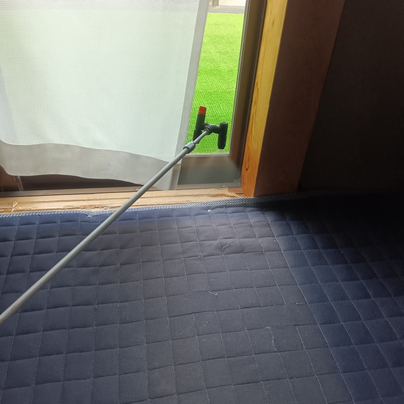 室内に除菌・消臭剤を散布する様子