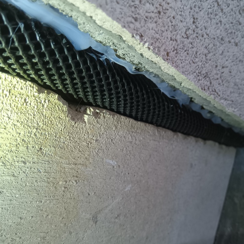 基礎のすき間に防鼠ネットを設置した様子