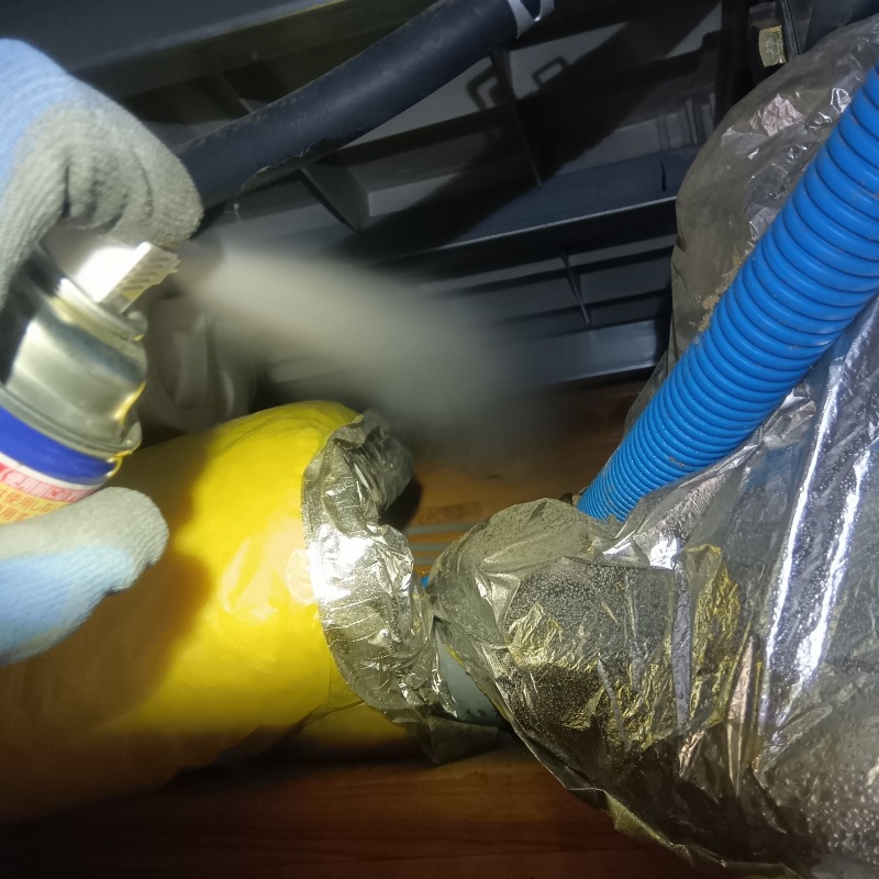 屋根裏に忌避スプレーを散布