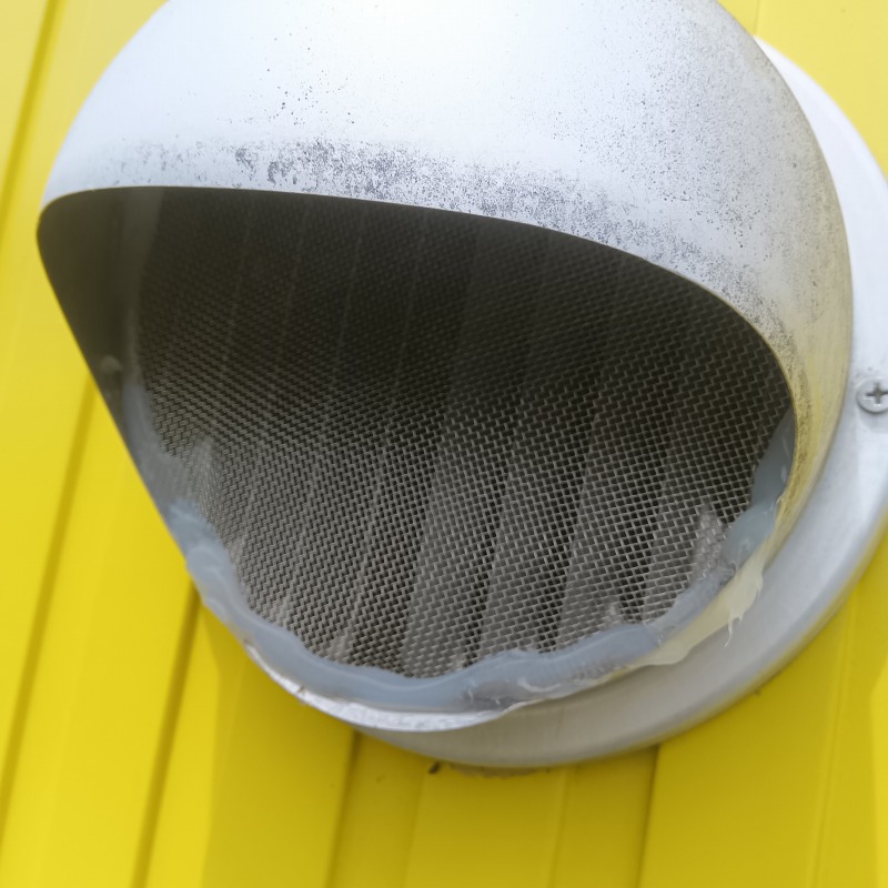 コウモリの侵入口になっていた換気口を封鎖