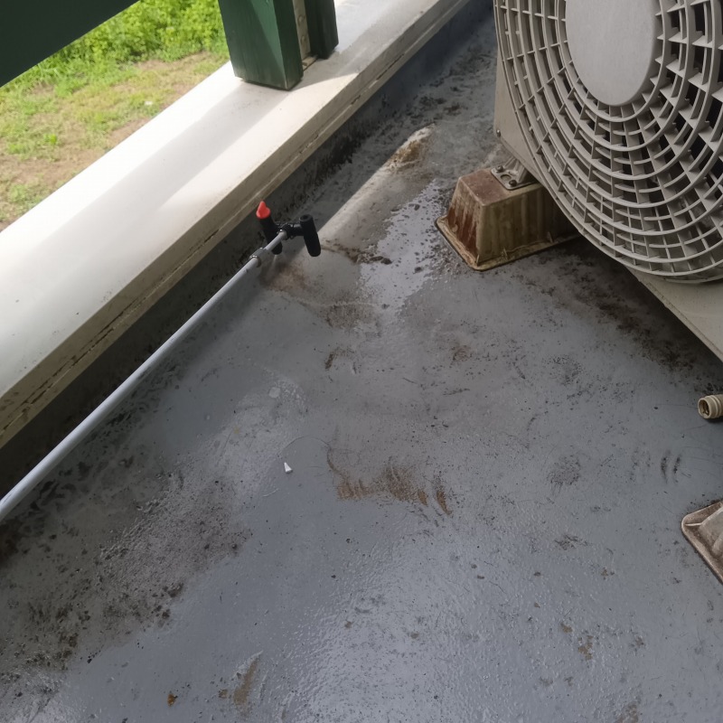 ベランダに除菌剤を散布