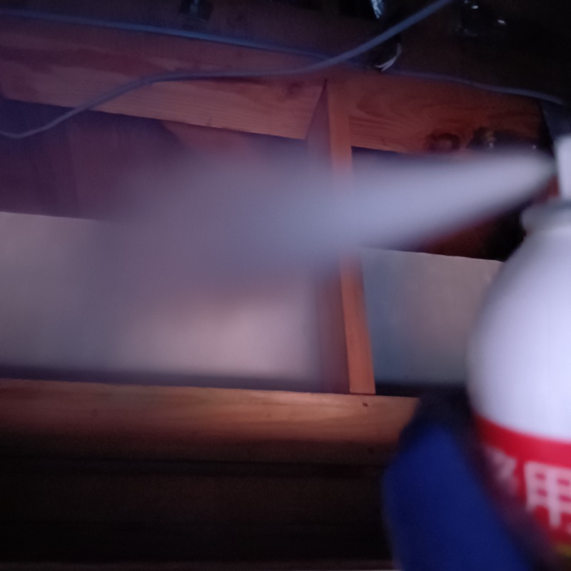 屋根裏に忌避剤を散布