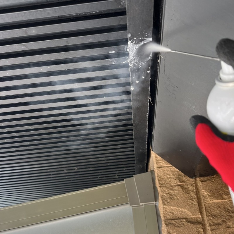 忌避スプレーを散布