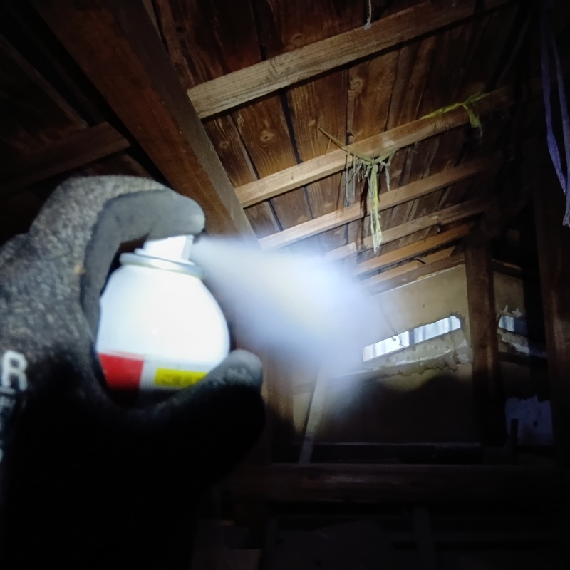 忌避剤を散布する様子