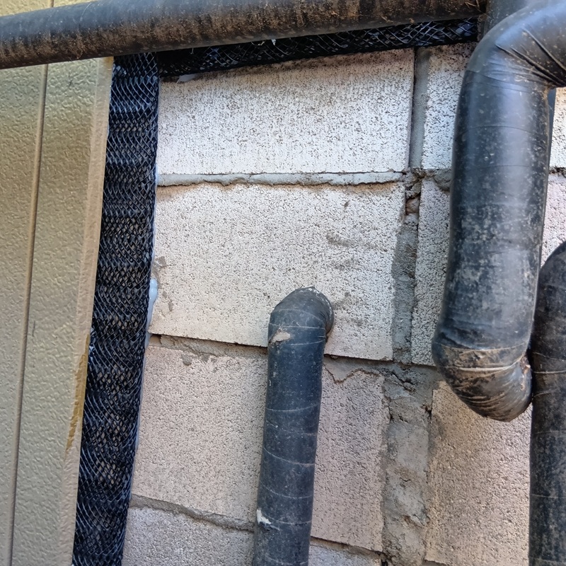 外壁のすき間をふさいだ様子