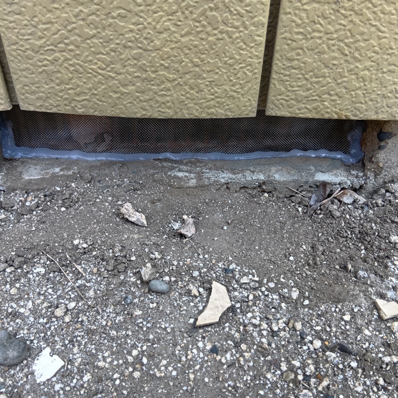 床下換気口をふさいだ様子