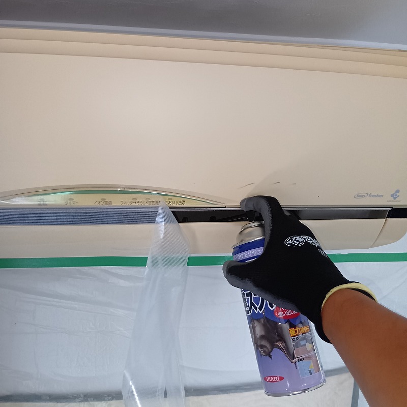 エアコン内部に忌避スプレーを散布