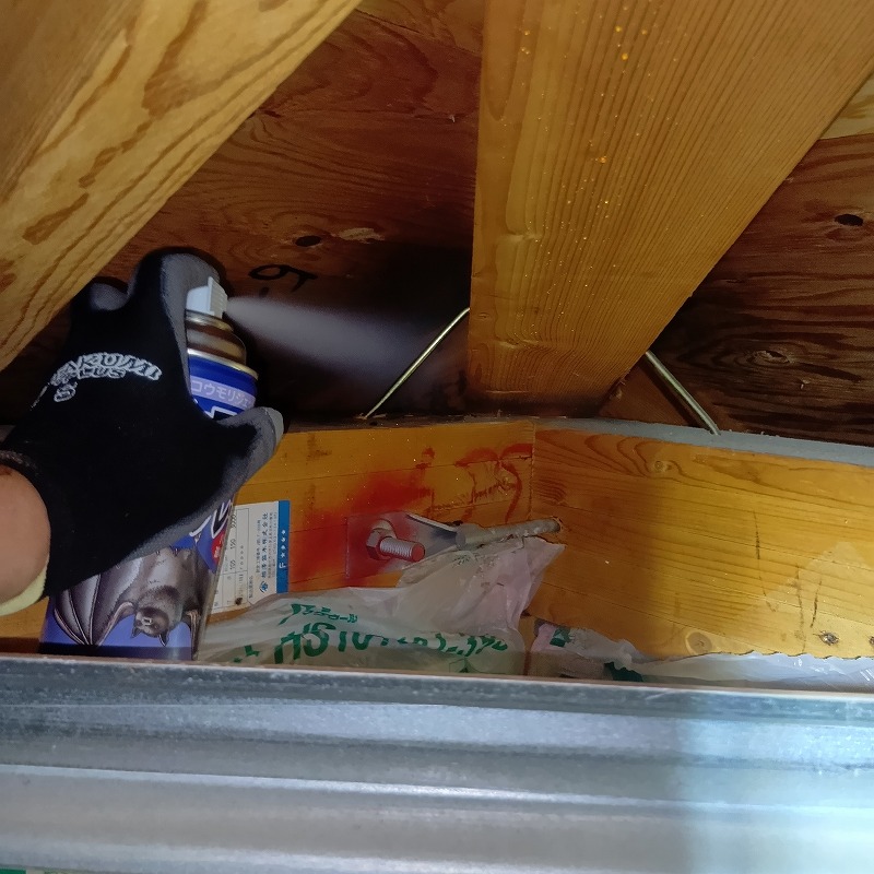 屋根裏に忌避スプレーを散布