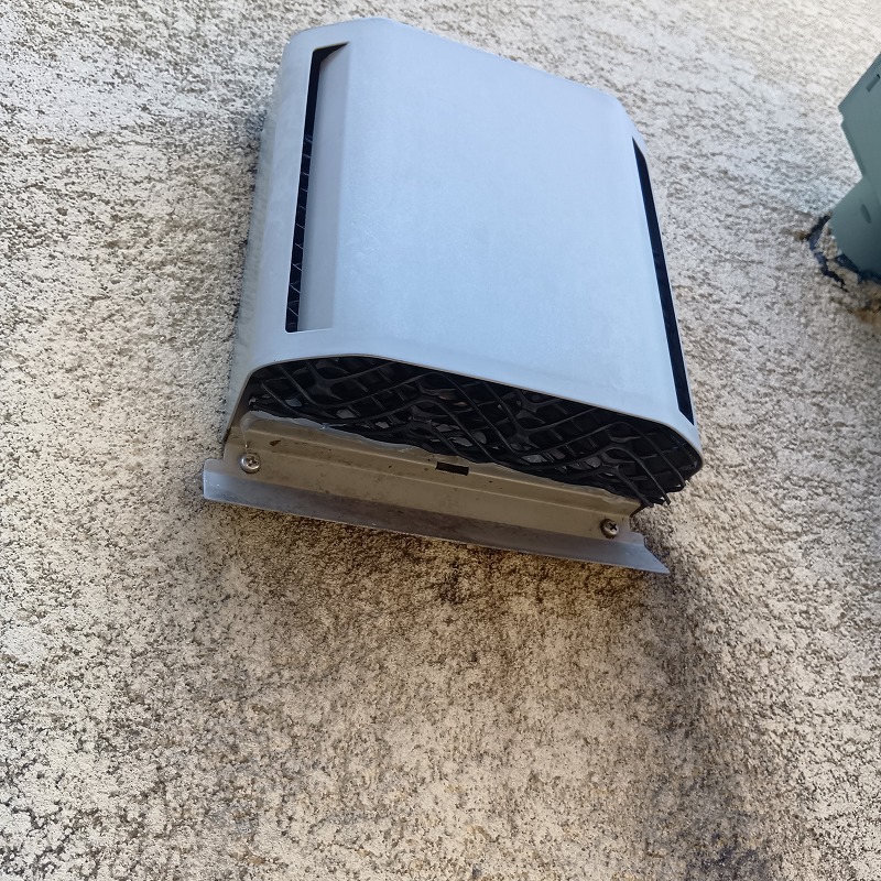 換気扇の排気口にネットを取り付けた様子