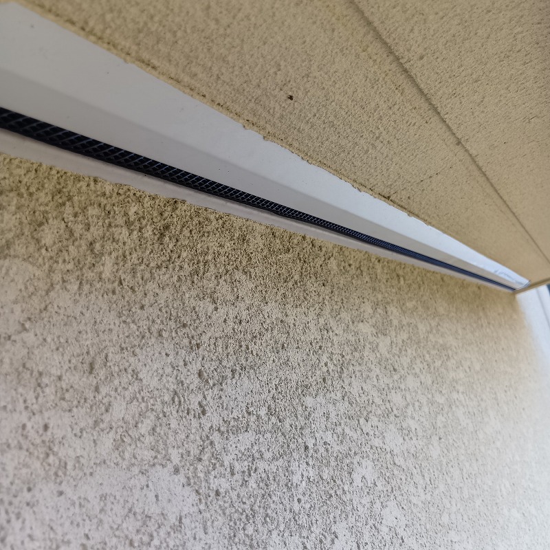 外壁と軒天の接合部のすき間をネットで封鎖