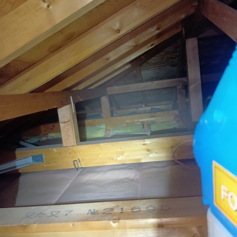 屋根裏に除菌剤を噴霧する様子