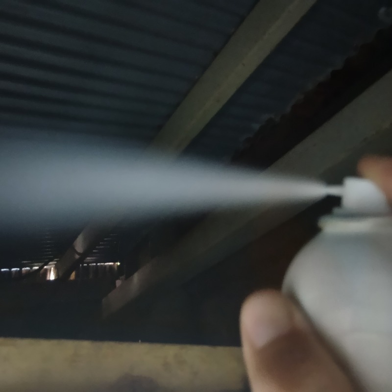 屋根裏に忌避剤を散布する様子