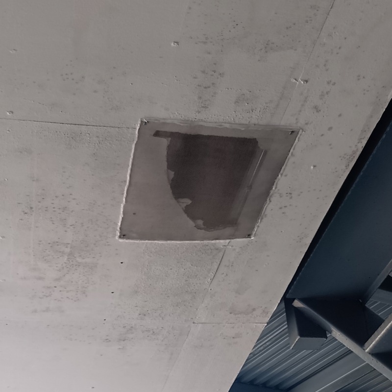 天井の穴を封鎖した様子