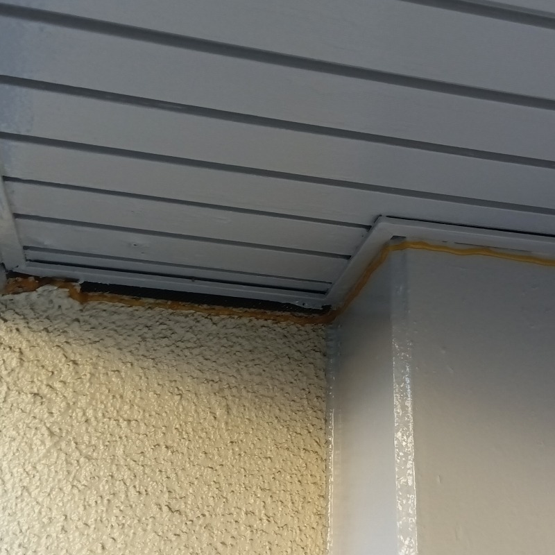 コウモリの侵入口付近に忌避剤を設置