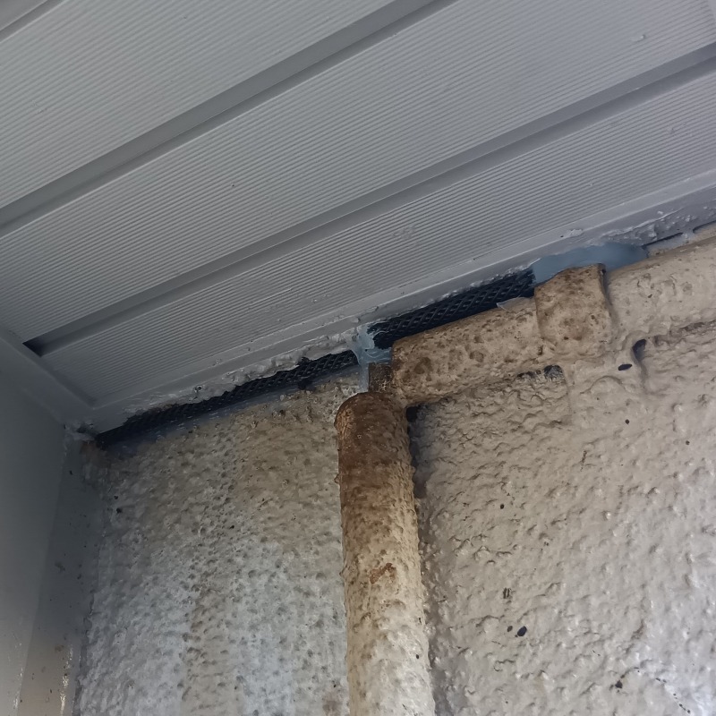 軒部分のすき間を封鎖した様子