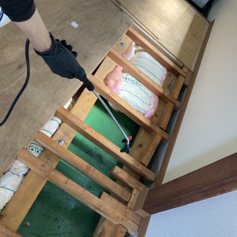 屋根裏に除菌・消臭剤を散布する様子